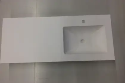 Solid wastafelblad in solid surface met 1 waskom rechts 1400 x 500 x 20 mm - wit mat - met kraangat EV.SS.1400.1R.1KG.SLS.F001