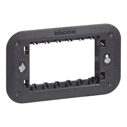 BTICINO Living Now houder met schroefbevestiging 3 modules met beschermkap K4703