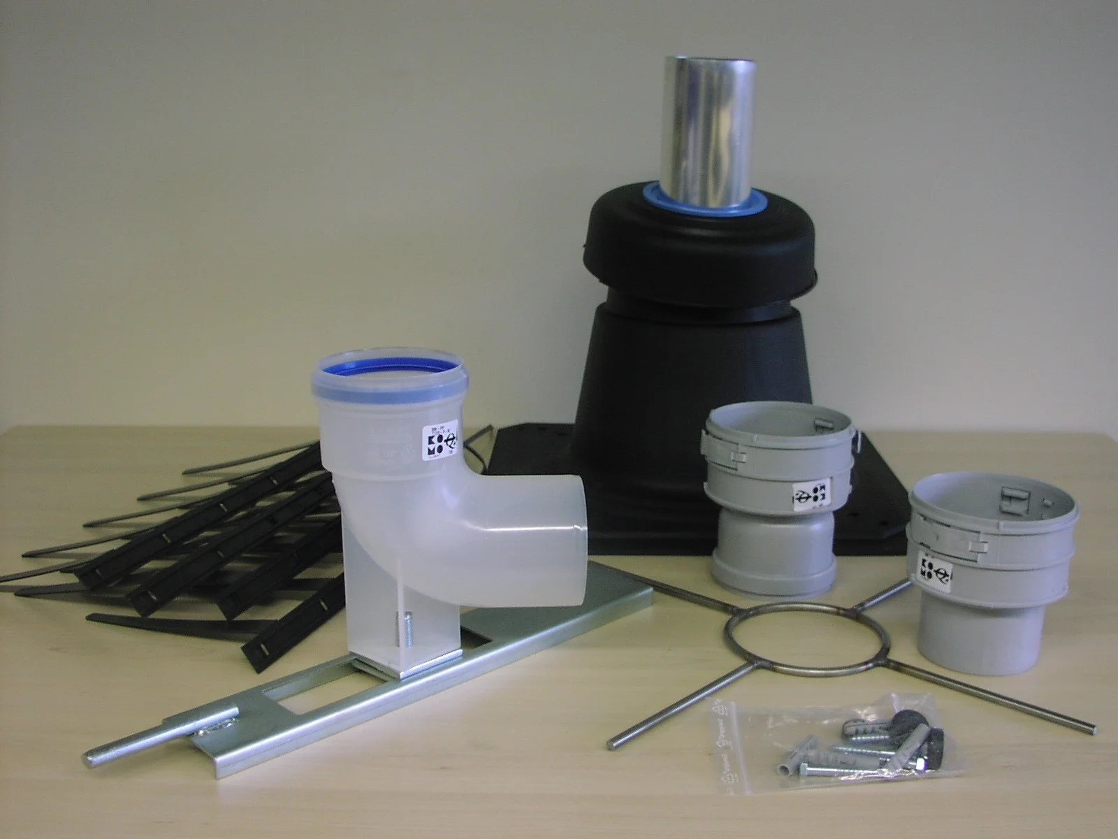 Isoleco Set schoorsteenkap compleet 80mm+toebeh. met pp bocht + ondersteuning 40.010.05.00
