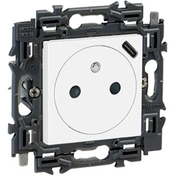 LEGRAND Valena Next contactdoos 2P+A met geïnt USB lader 1100mA volledig app wit spankl 741537