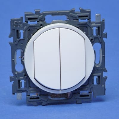 LEGRAND Céliane dubbele wisseldrukknop 6A 250V wit - volledig apparaat 670018